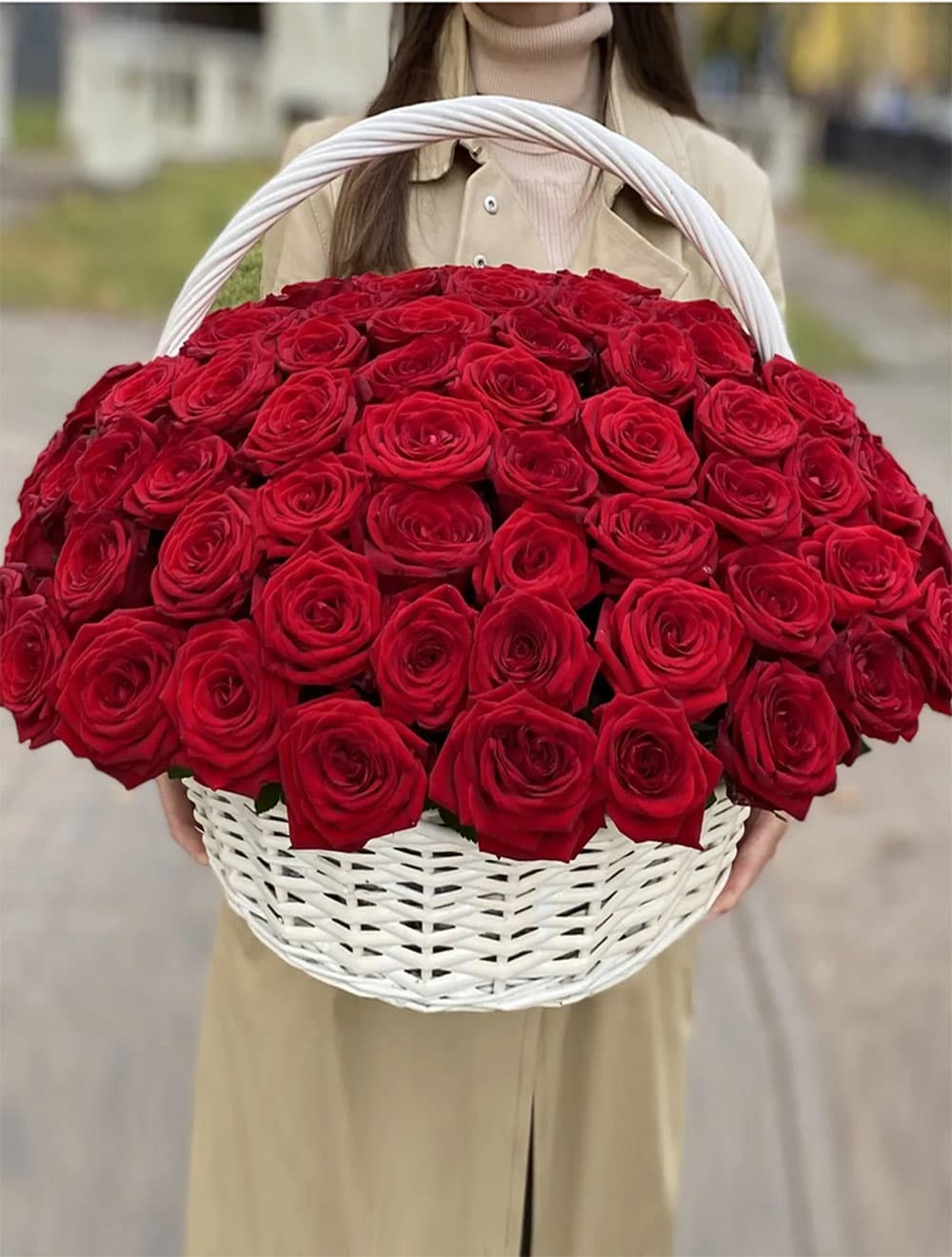 101 красная роза в корзине (цвет на выбор)