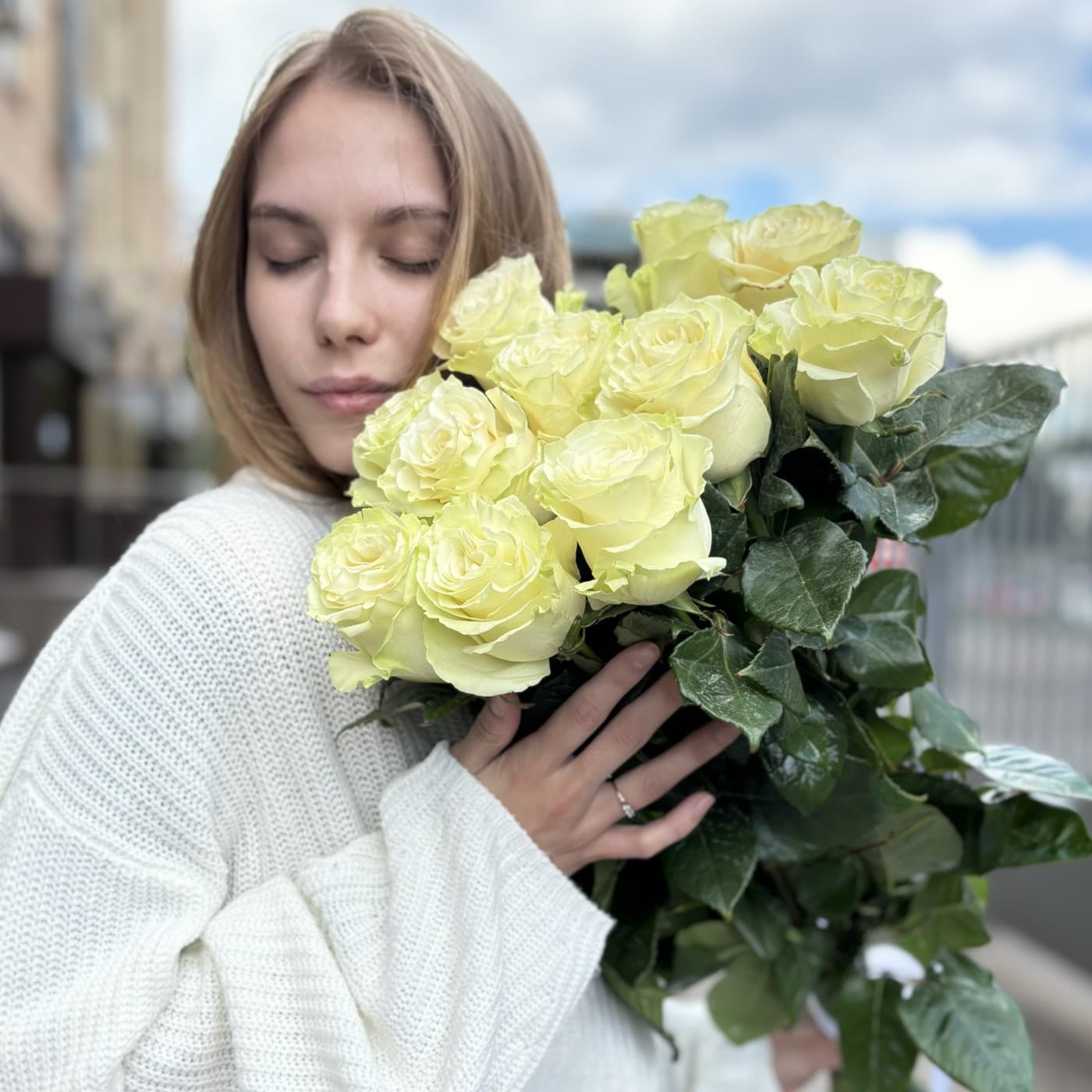 11 белых эквадорских роз 80 см — фото 2 — купить в Тбилиси — фото 2