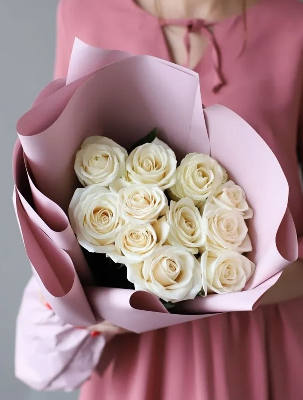 11 белых роз