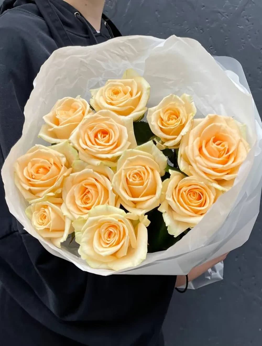 11 персиковых роз