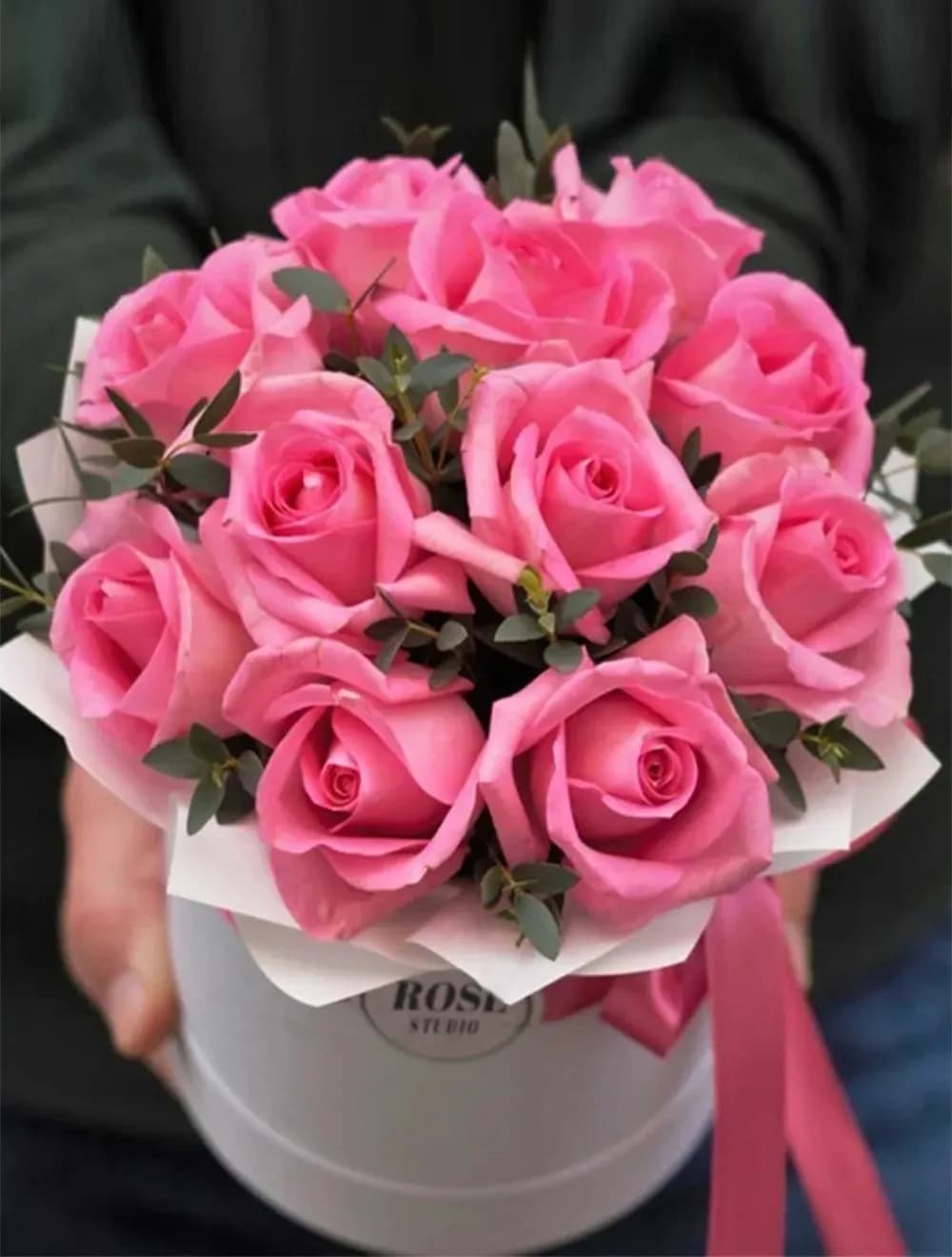 11 роз с зеленью в шляпной коробке (цвет на выбор)