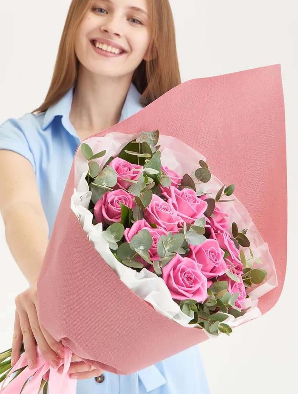 11 розовых роз с эвкалиптом