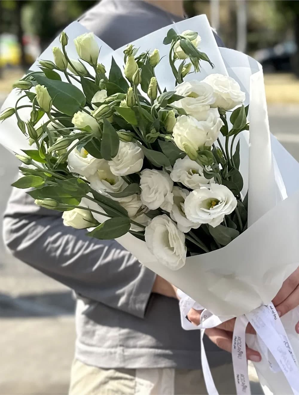 11 веток белой эустомы