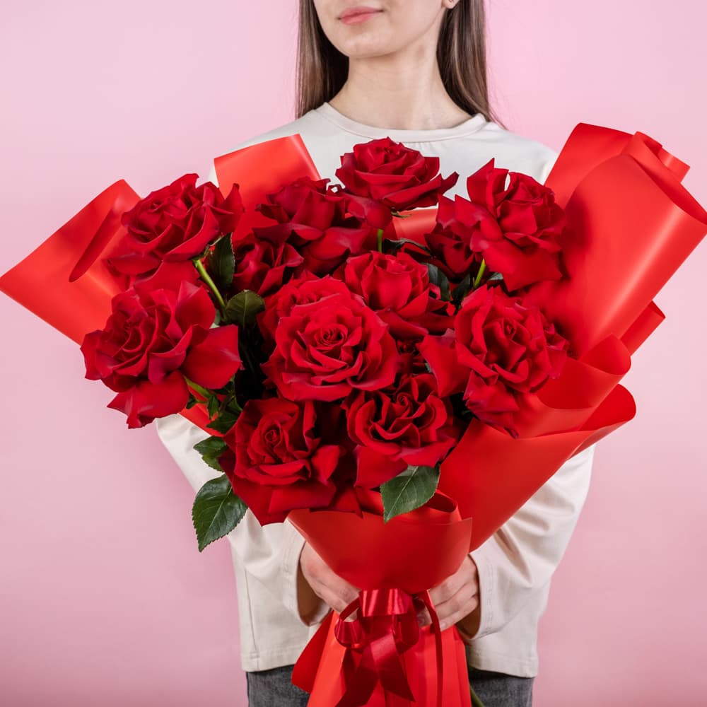 15 французских роз с эвкалиптом (цвет на выбор)