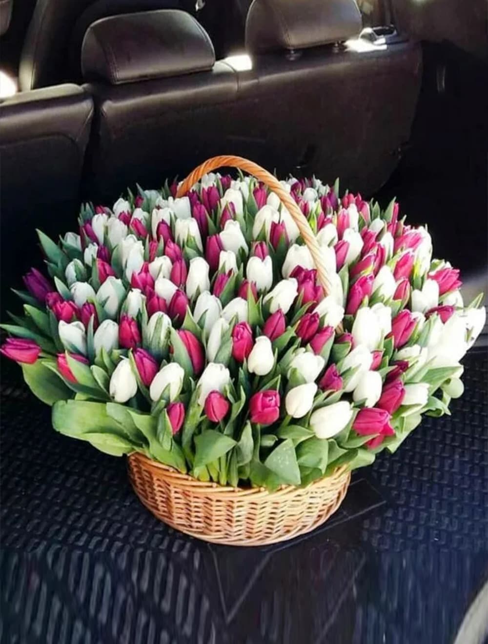 151 тюльпан в корзине