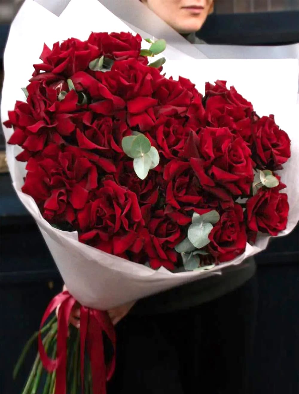 21 красная французская роза с эвкалиптом