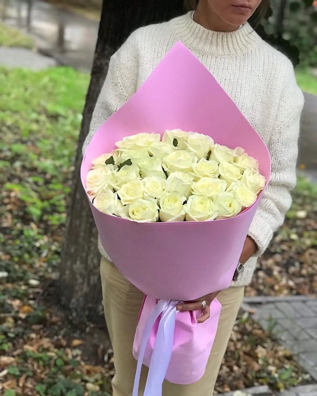 25 белых роз 60 см