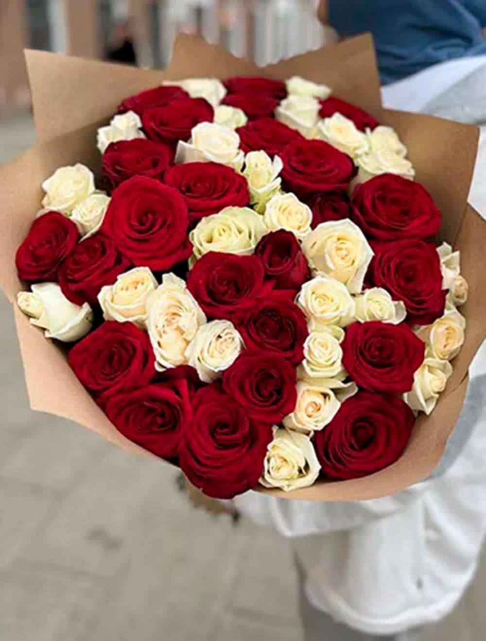 51 роза микс: красные и белые