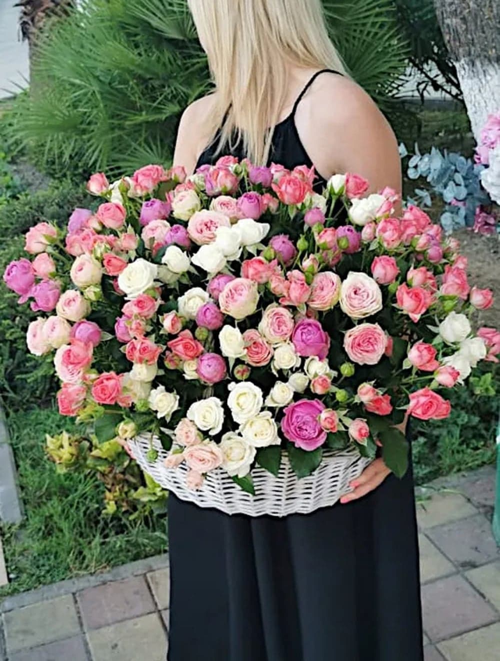 61 кустовая роза в корзине