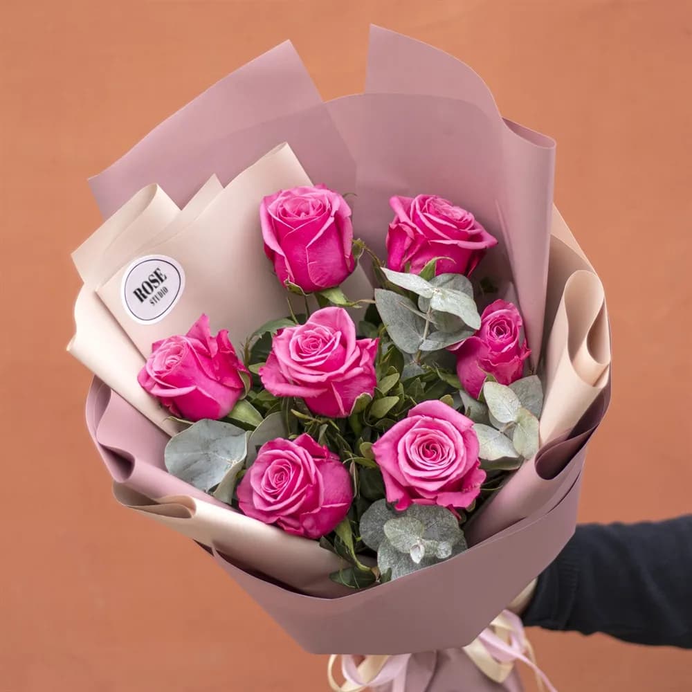 7 роз с эвкалиптом (цвет на выбор)