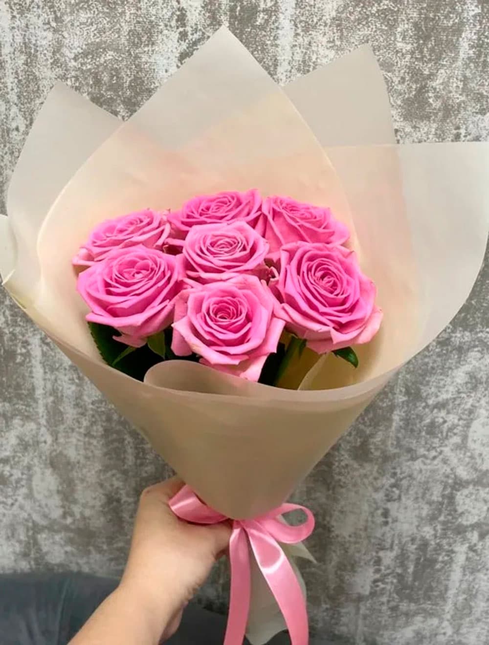 7 розовых роз