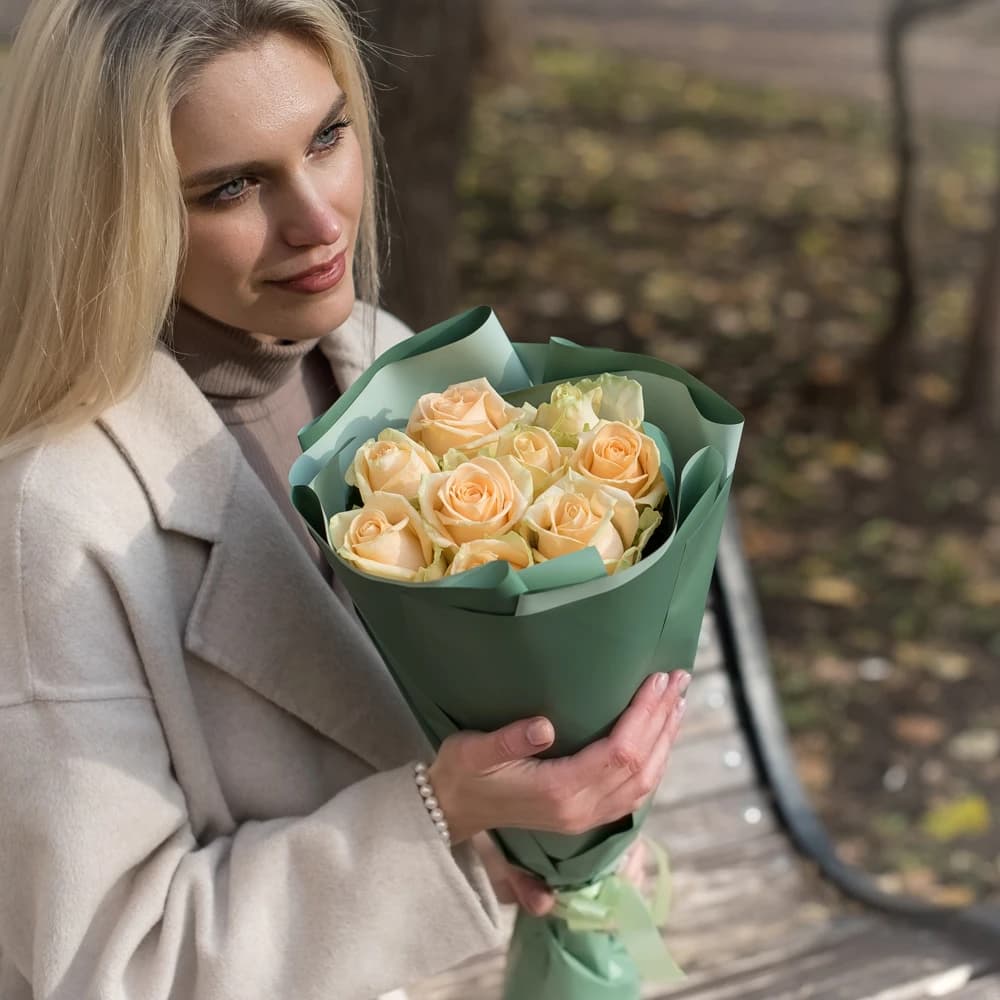 9 персиковых роз