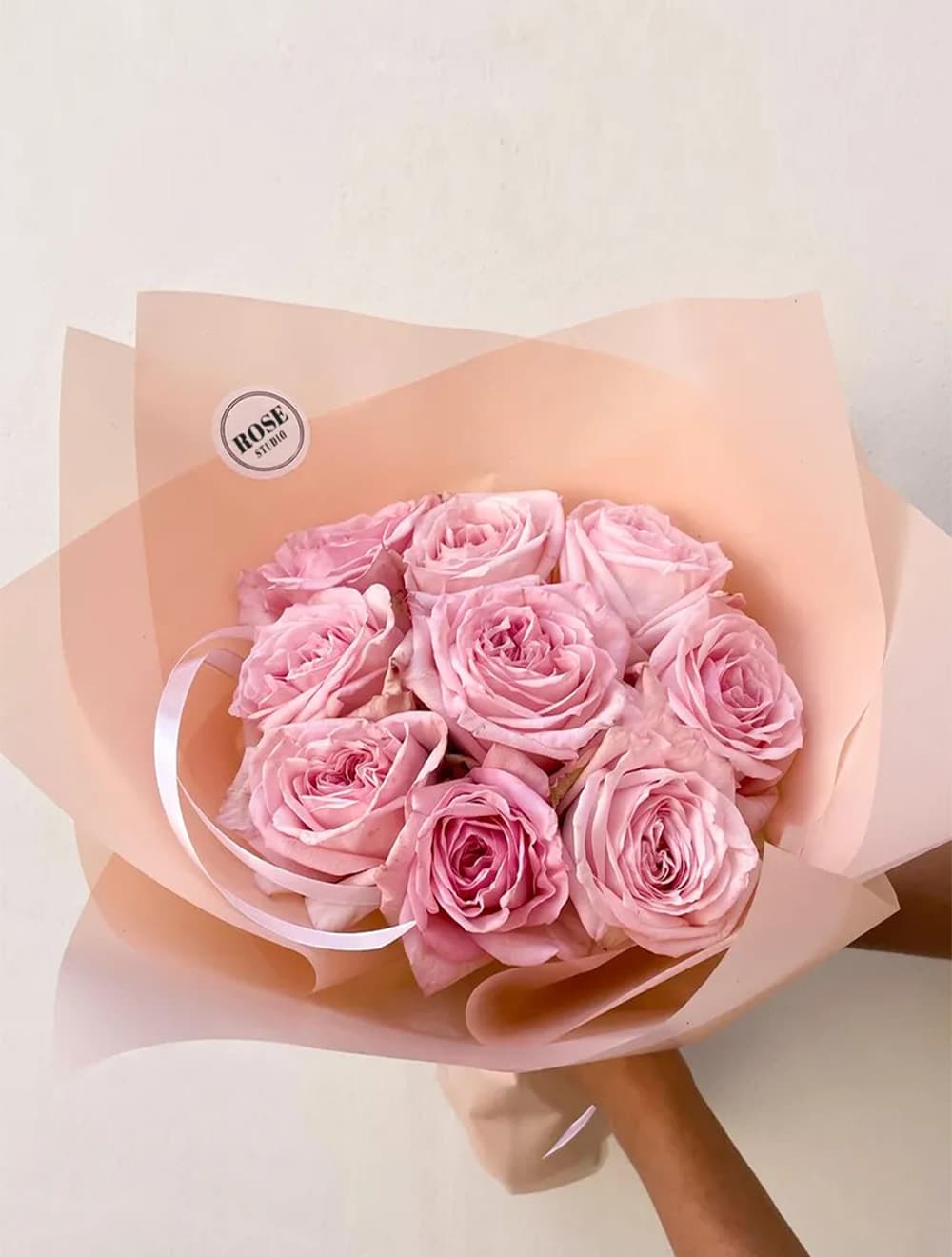 9 пионовидных роз