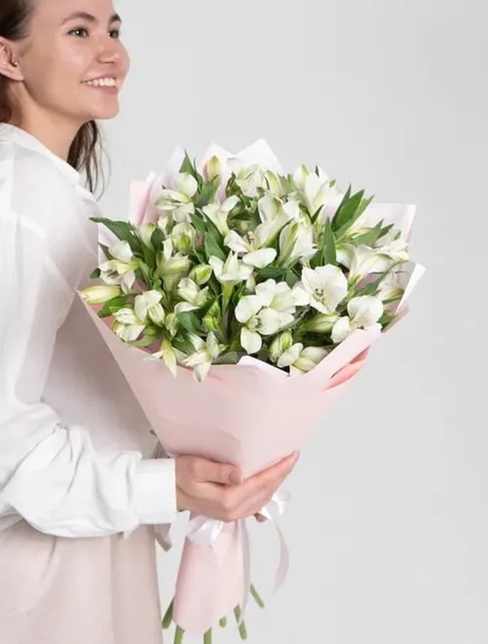 Букет из 11 белых альстромерий
