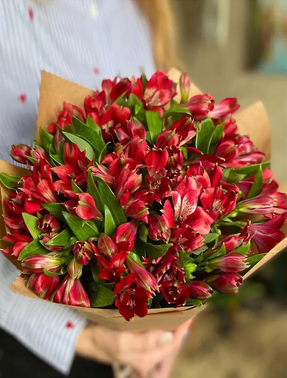 Букет из 11 красных альстромерий