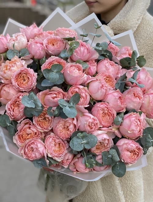 Букет из 15 кустовых роз Джульетта с эвкалиптом