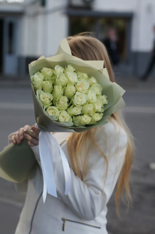 Букет из 25 кенийских роз белых