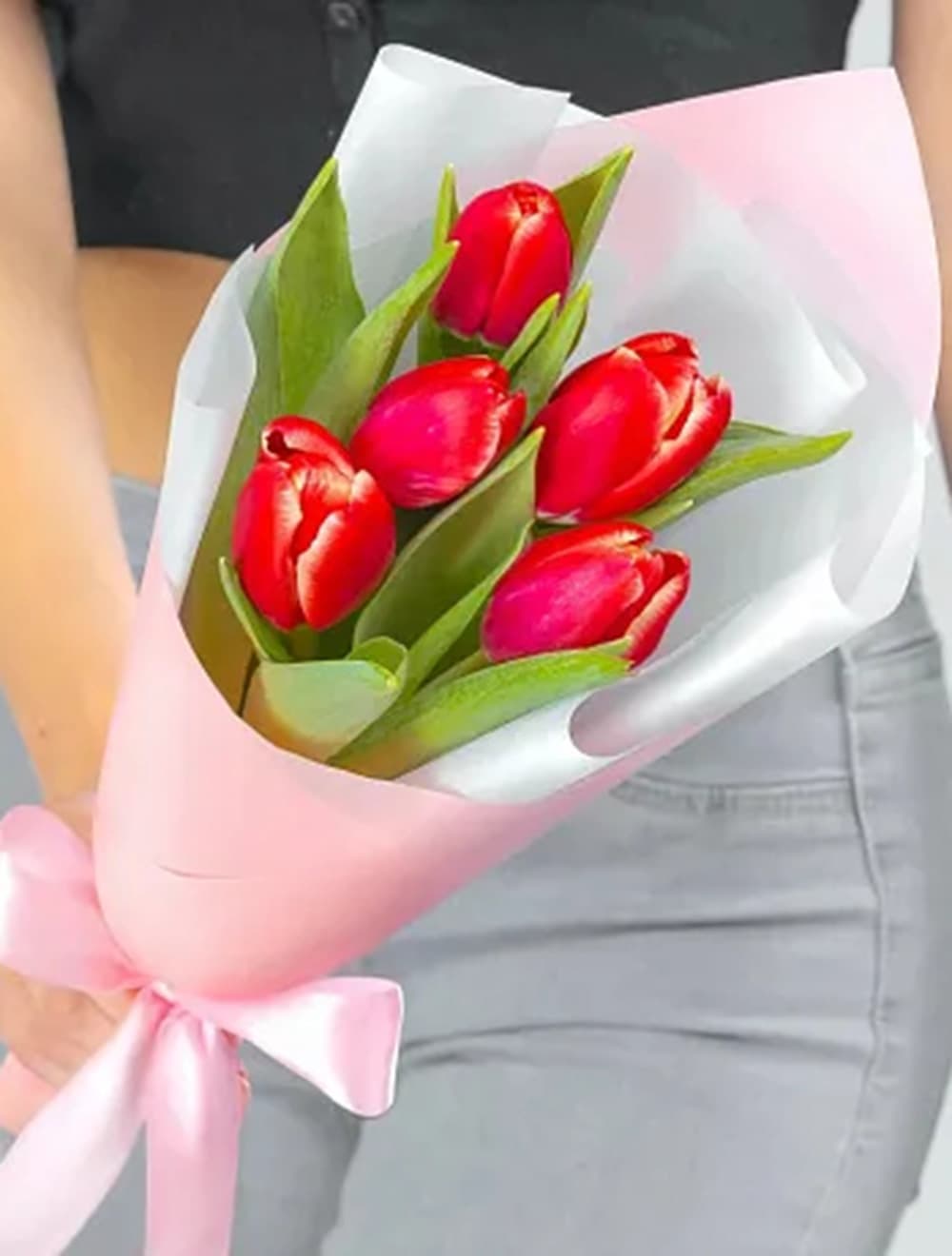 Букет из 5 красных тюльпанов