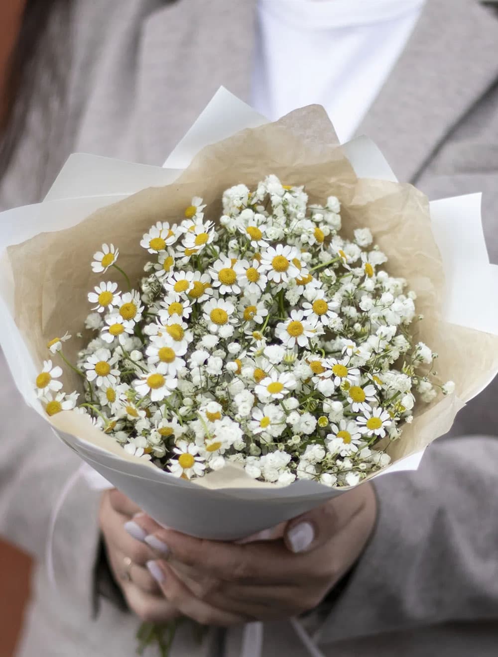 Букет из гипсофилы и ромашек
