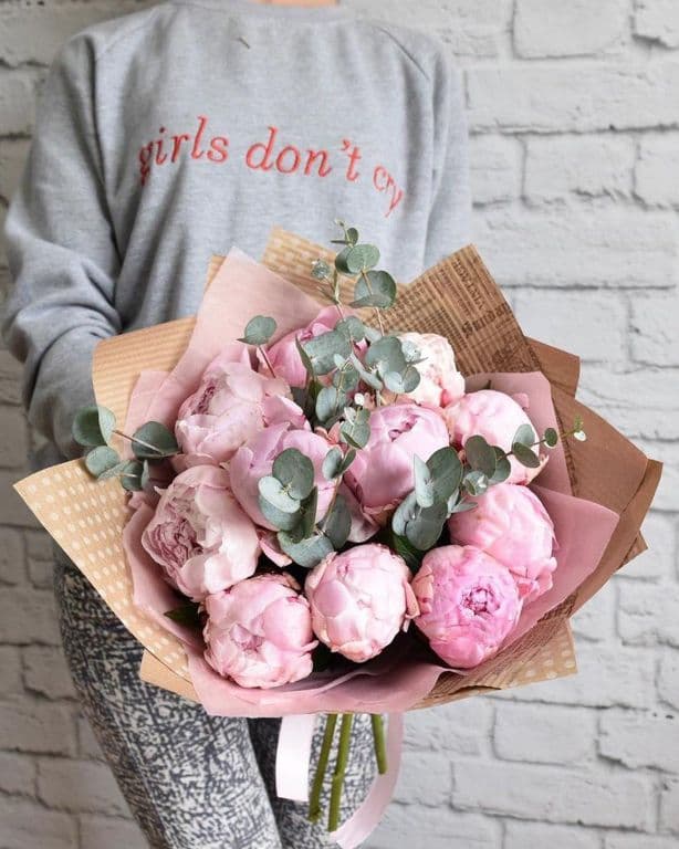 Букет из пионов с эвкалиптом