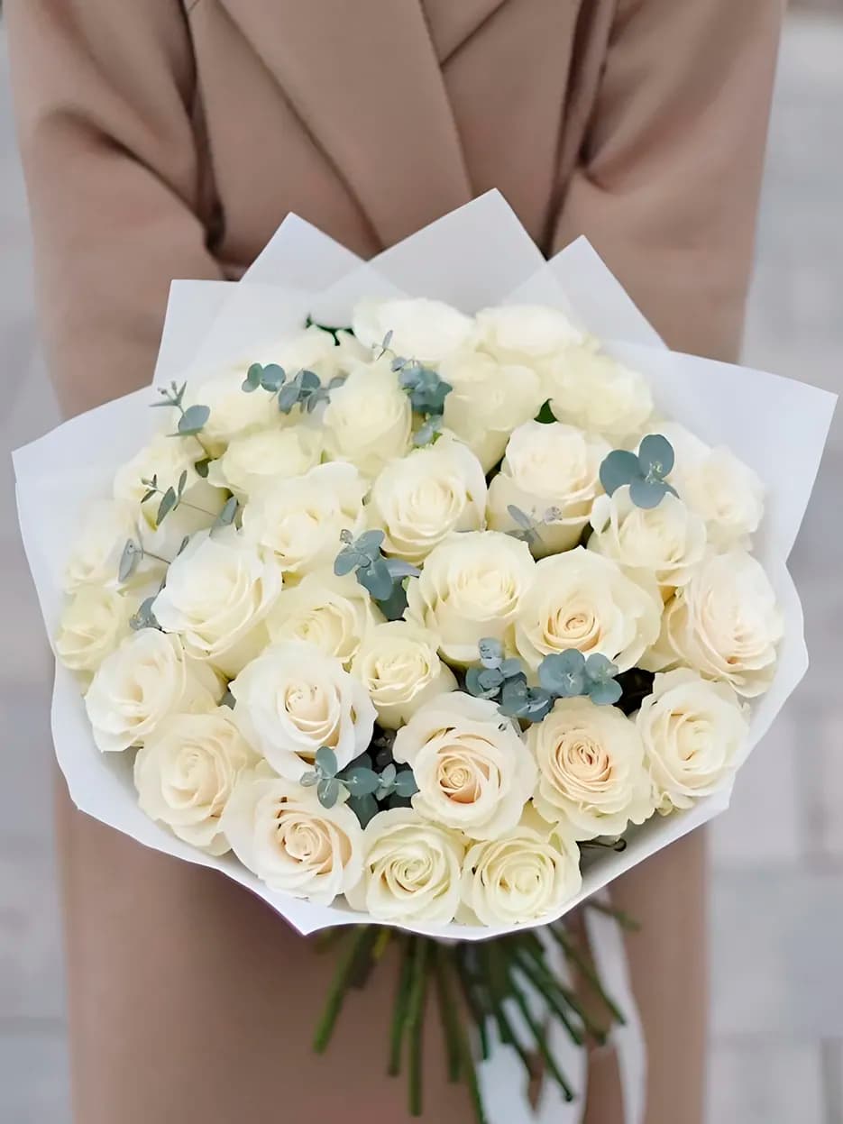 Букет "Поцелуй" из 31 розы с эвкалиптом (цвет на выбор)