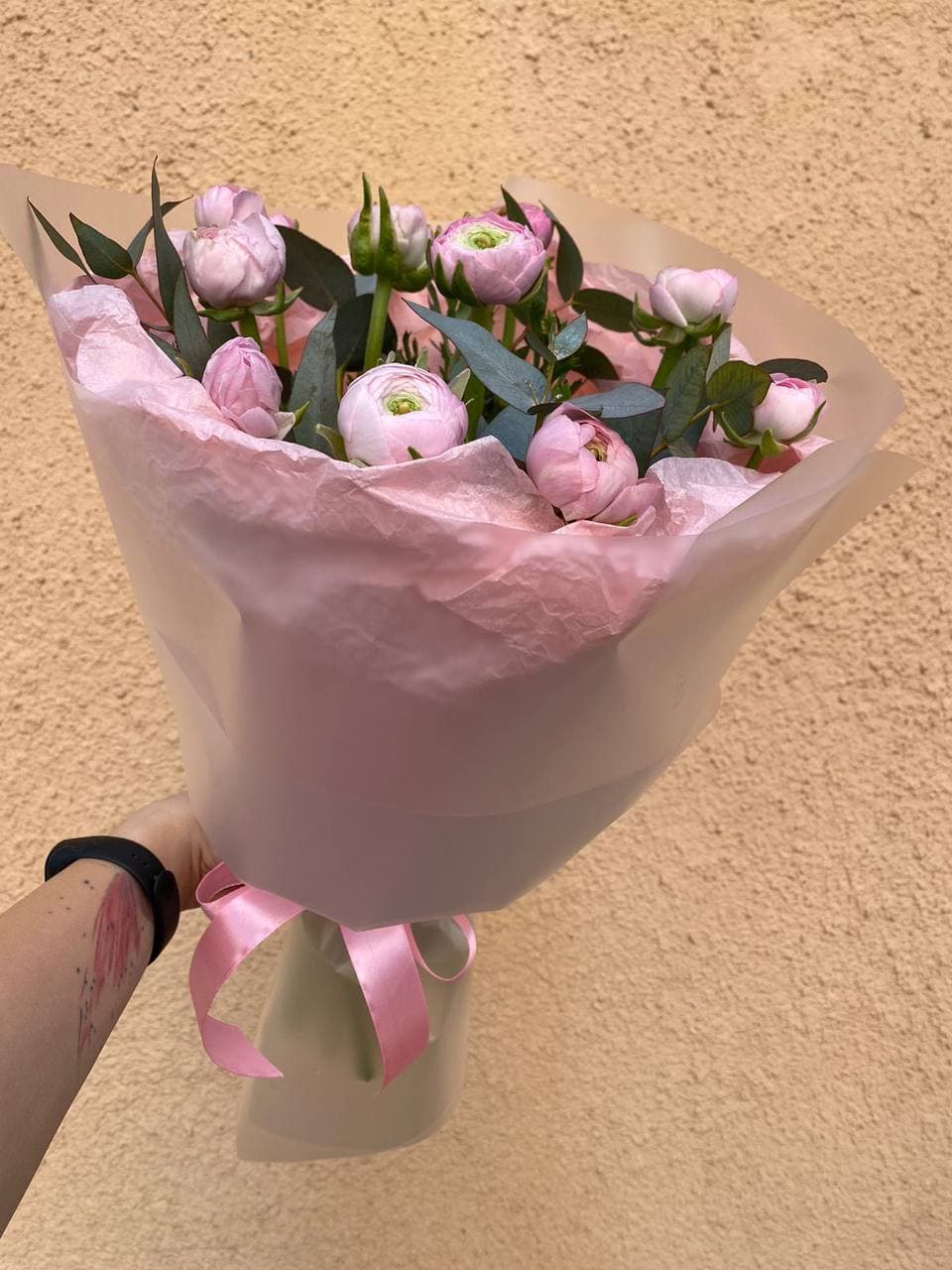 Букет розовых ранунклюсов